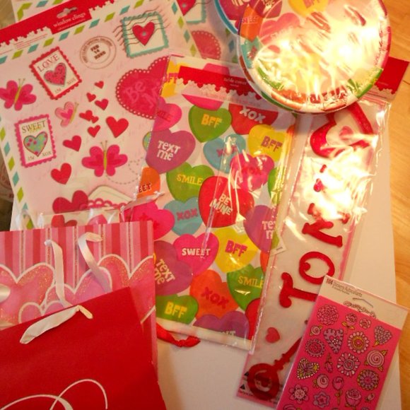 Valentines Lot of Party Plates & Assorted Items - Picture 2 of 16